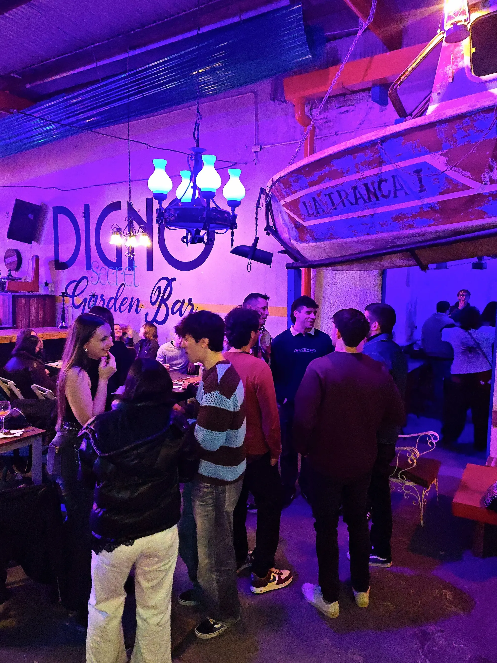 Grupo de amigos disfrutando del after office y coctelería en Digno Bar Rosario