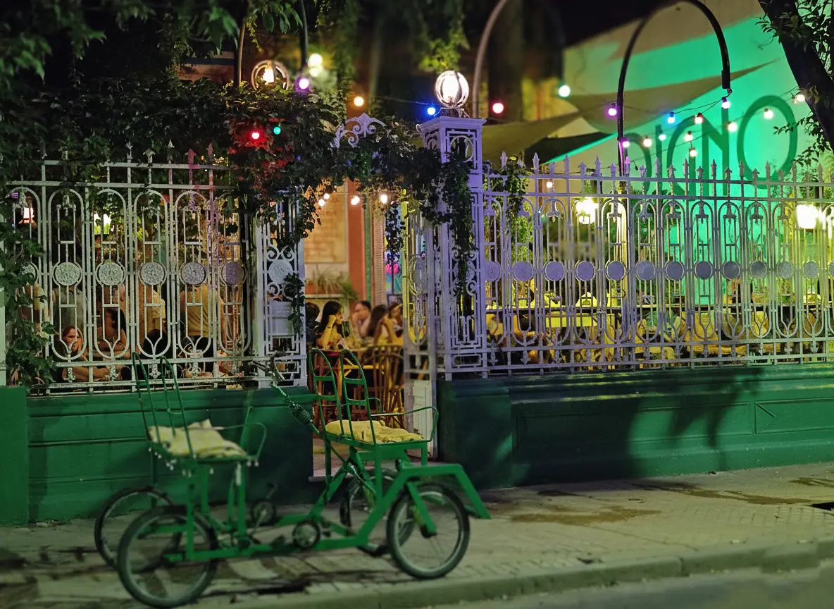 Noche en Digno Bar Rosario, sucursal Zeballos con patio iluminado