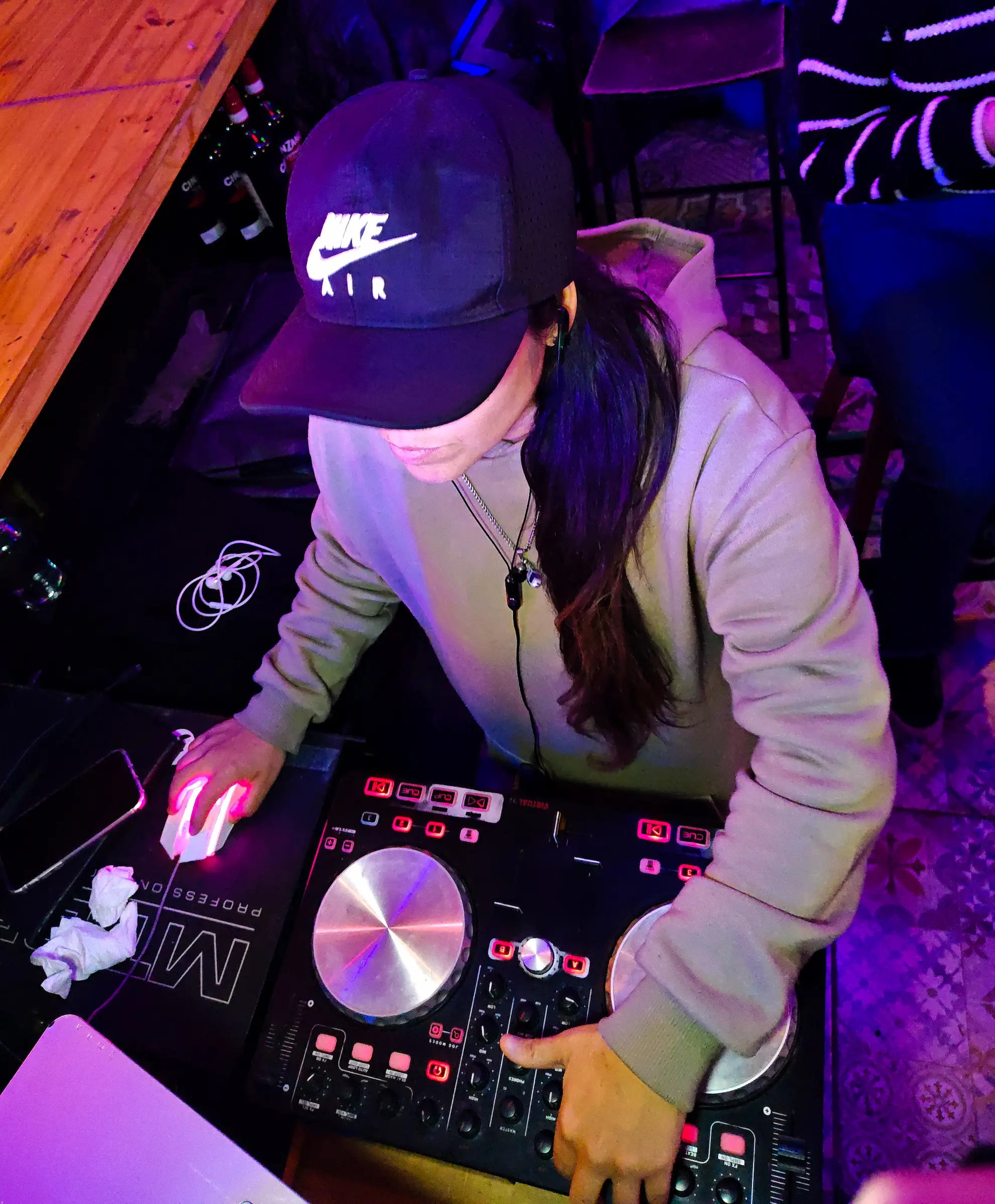 DJ en vivo musicalizando la noche en el patio de Digno Bar Rosario
