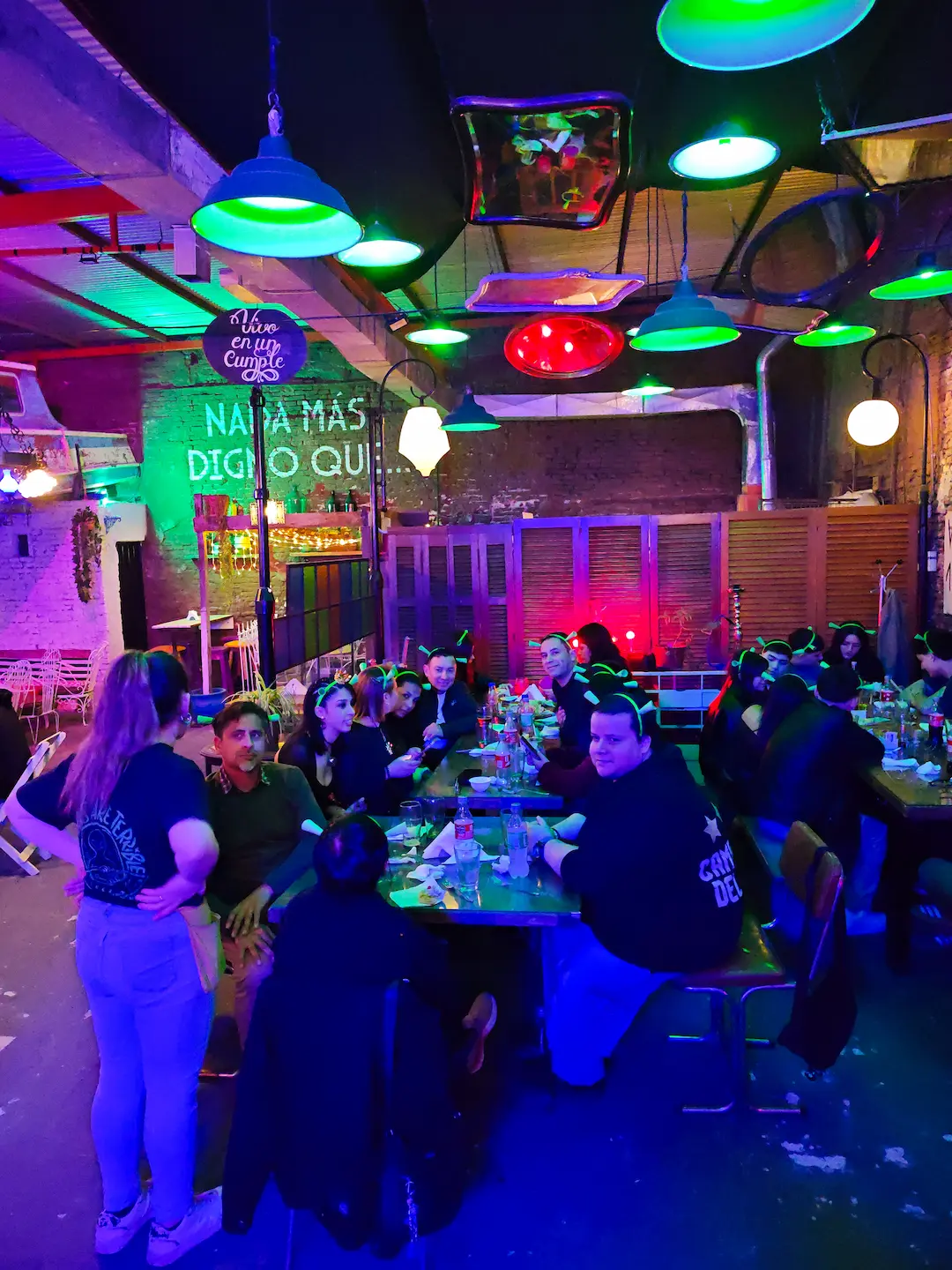 Atmósfera nocturna de fiesta y evento con iluminación escénica en Digno Bar