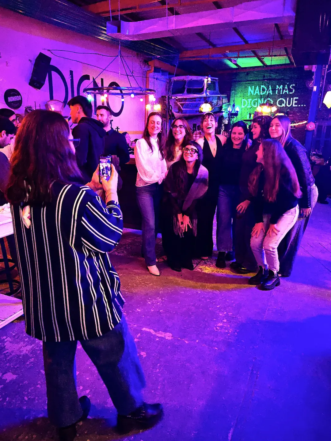 Grupo de personas festejando un cumpleaños al aire libre en el patio de Digno Bar Rosario