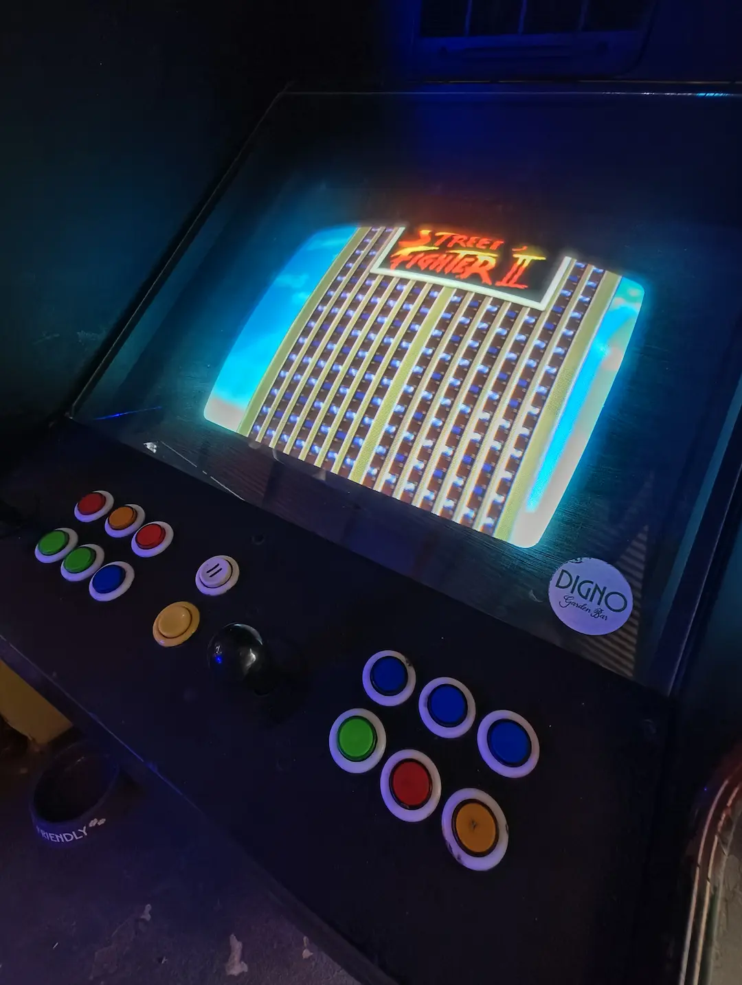 Máquina de videojuegos arcade retro de fichines para jugar en el bar