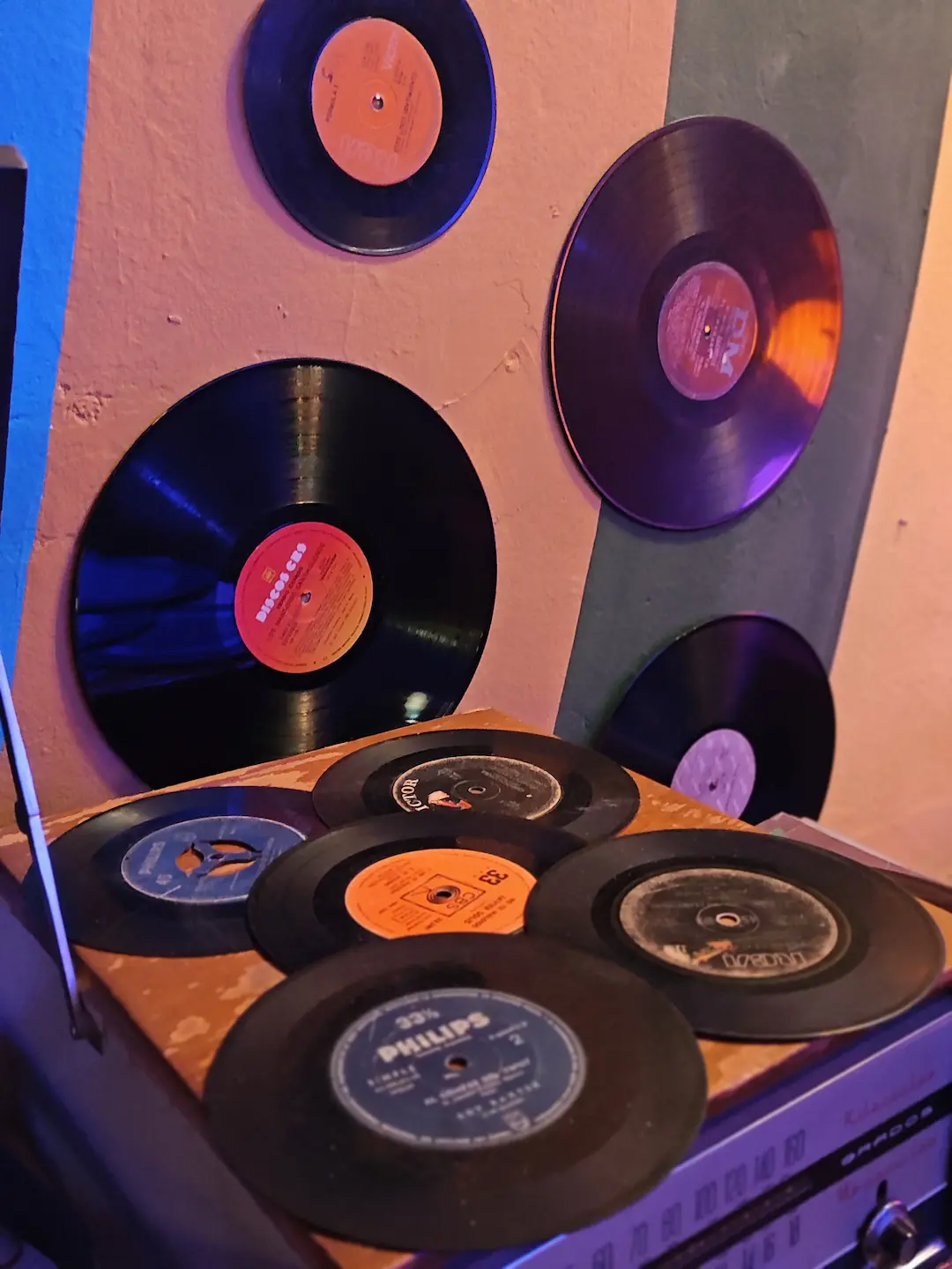 Rincón retro musical decorado con bandejas y discos de vinilo en la pared